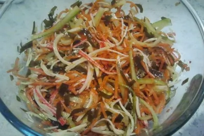 Салат с морской капустой и крабовыми палочками