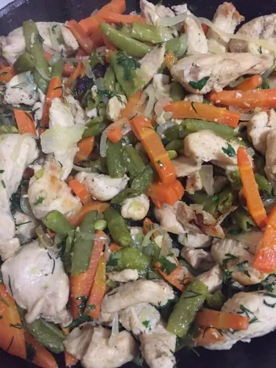 Курица со стручковой фасолью и овощами в сливочном соусе