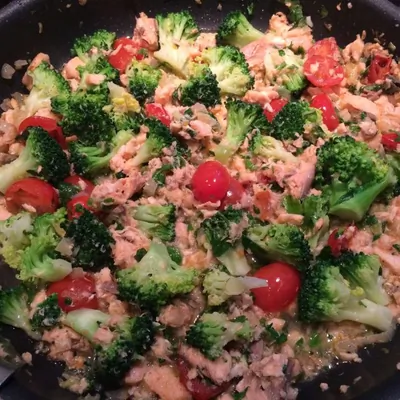 Фузилли с броколи и двумя видами лососевых