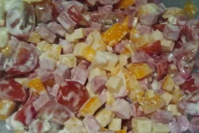 Салат с ветчиной и сладким перцем
