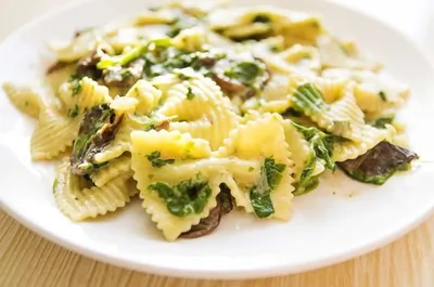 Паста фарфалле с грибами и шпинатом в сливочном соусе