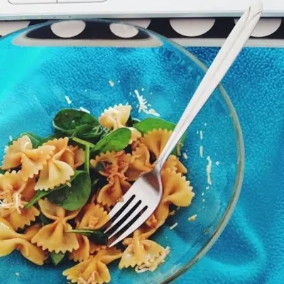 Вегетарианская паста со шпинатом и пикантной заправкой