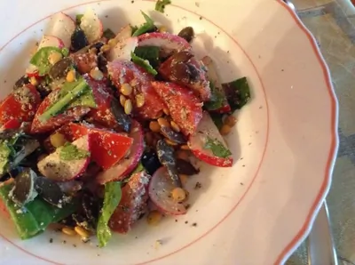 Овощной сыроедческий салат с изюмом