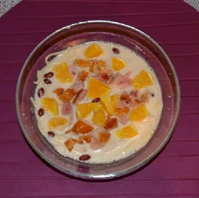 Суп со сливочным плавленым сыром, копченой курицей и апельсинами