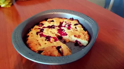 Творожный кекс с черной смородиной и изюмом