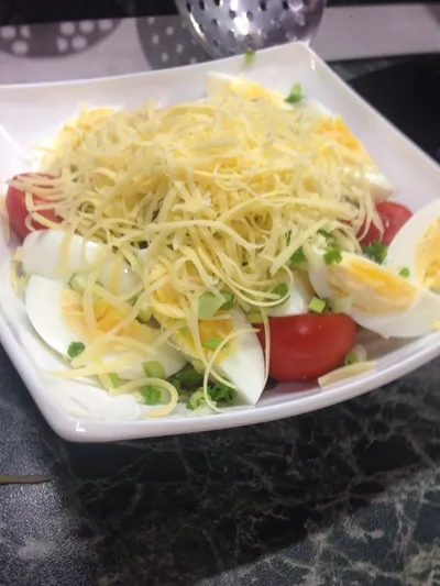 Салат из шампиньонов и черри