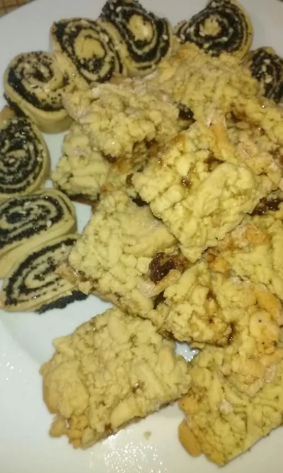 Маковый рулет из слоеного теста