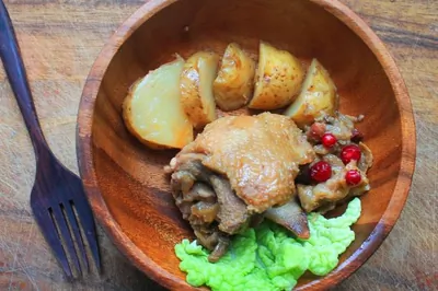 Утка, запеченная с яблоками и молодым картофелем