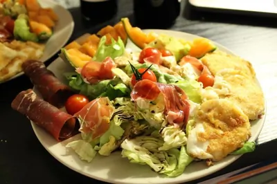 Салат итальянский с дольками дыни, панированной моцареллой, под бальзамическим соусом