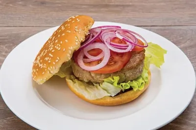 Бургер с тунцом, луком и помидором