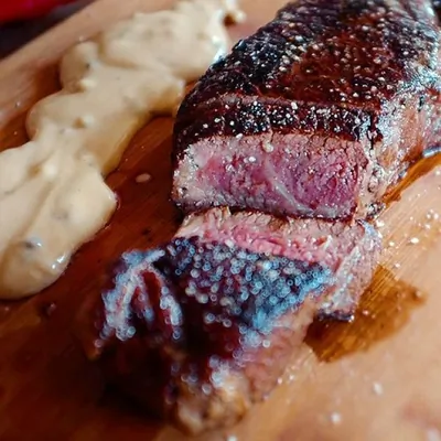 Нью-Йорк-стейк с перечным соусом