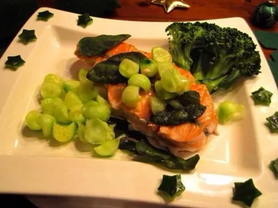 Филе лосося с огурцом и фритированными листьями шалфея