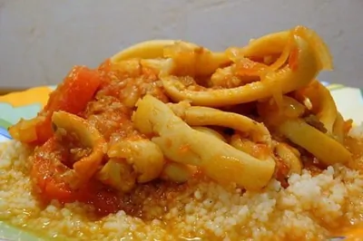 Кальмары, тушеные с перцем и кунжутом