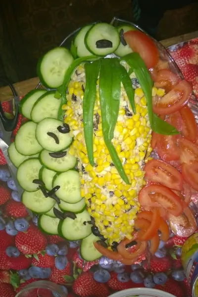 Салат с кукурузой и черносливом