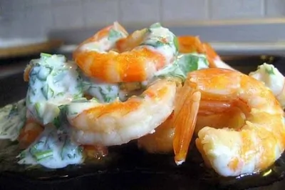 Креветки в йогуртовом соусе с чесноком и кинзой