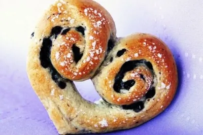 Булочки в форме сердечек с корицей и джемом