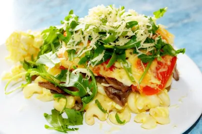 Запеканка из макарон с сыром, помидорами и грибами