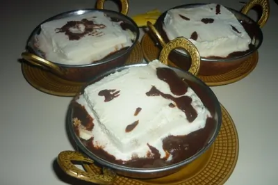 Десерт из мороженого, бананов и шоколада