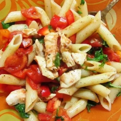 Теплый салат из пасты, курицы и шпината