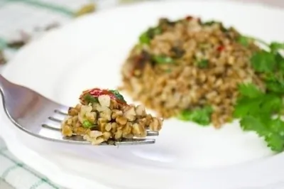 Гречневая каша со шпинатом и перцем чили