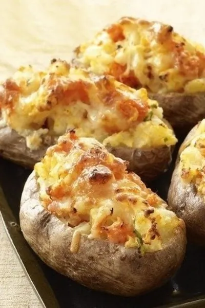 Запеченый картофель с гаудой и сметаной