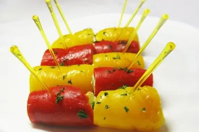 Рулетики из печеного перца с сырным кремом