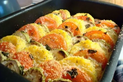 Овощи, запеченные с полентой