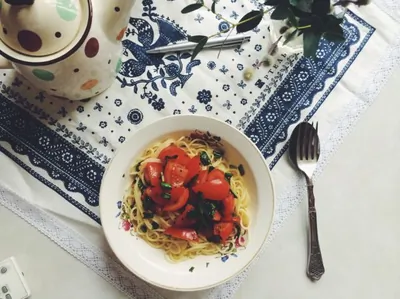 Спагетти с томатами и черемшой