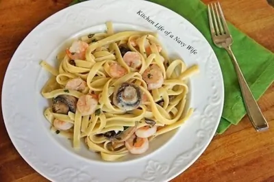 Паста с креветками и шампиньонами в сливочном соусе