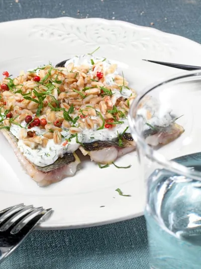 Корюшка с огуречным таратором и полбой