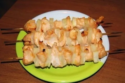 Куриные шашлычки с ананасами в духовке