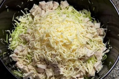 Салат из свежей капусты с курицей