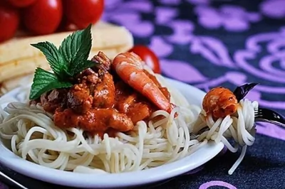 Паста с морепродуктами в томатном соусе