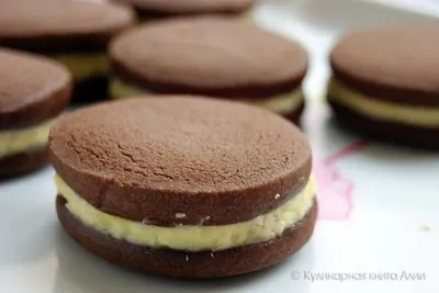 Шоколадное печенье с кокосовым кремом