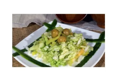 Салат из пекинской капусты с оливками