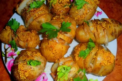 Картошка «Гармошка» со сметанным соусом