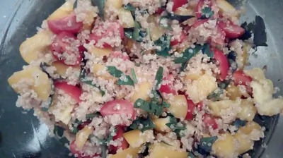 Овощной салат с киноа и брынзой