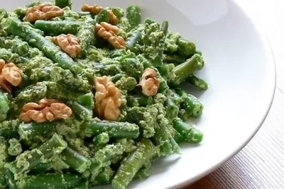 Стручковая фасоль с грецким орехом и луком