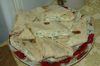 Творог, редис и огурец в лаваше