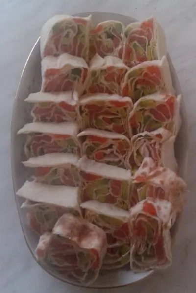 Рулетики с красной рыбой и авокадо