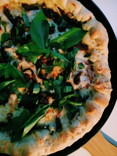 Пицца с баклажанами и вялеными томатами