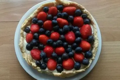 Торт с ягодами и сливочным кремом