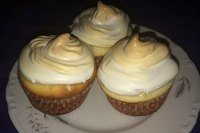 Капкейки с лимонным курдом и меренгой