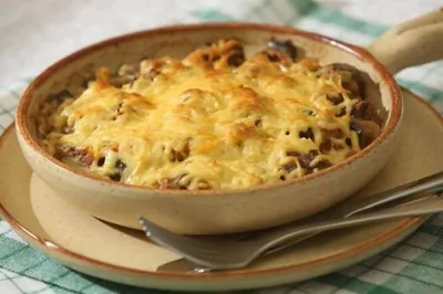 Рагу из баклажанов с говядиной под сырной корочкой