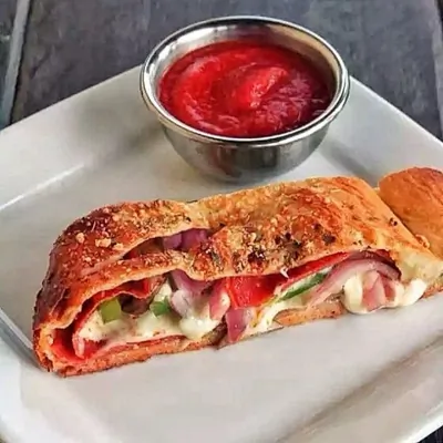 Кальцоне с соусом маринара