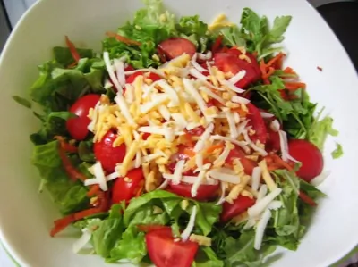 Зеленый итальянский салат с соусом винегрет