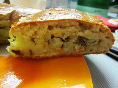 Мясной пирог с картофелем на кефирном тесте