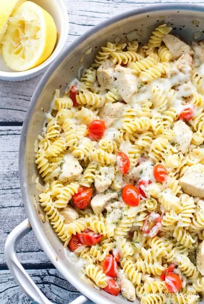 Пряная паста с курицей и помидорами