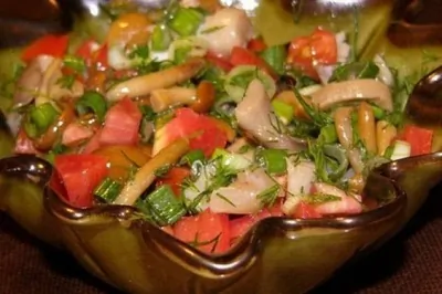 Салат с солеными грибами и свежими помидорами