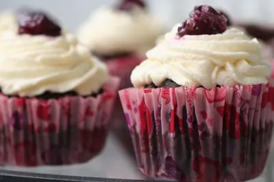 Шоколадные кексы с творожным кремом и вишней